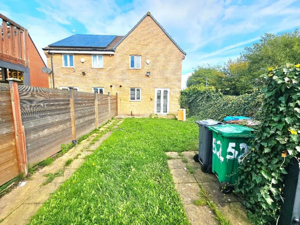 3 bedroom semi-detached house for rent