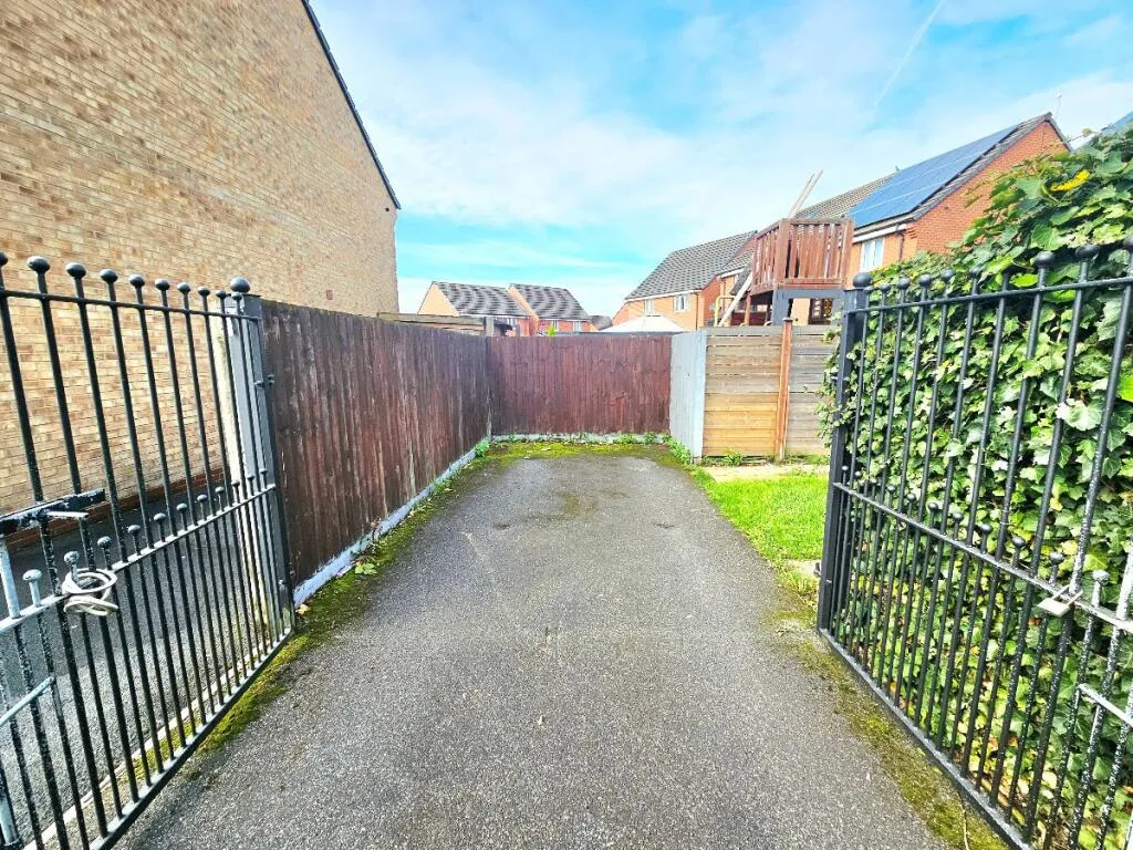 3 bedroom semi-detached house for rent