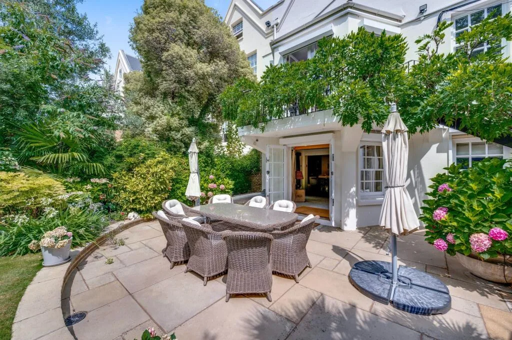 5 bedroom detached house for rent