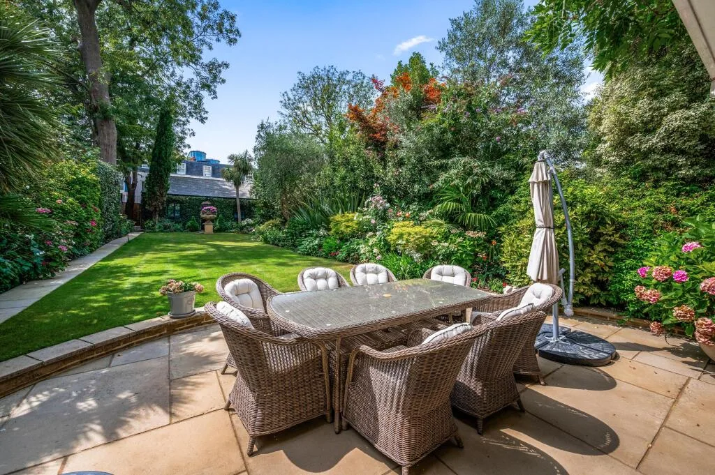 5 bedroom detached house for rent