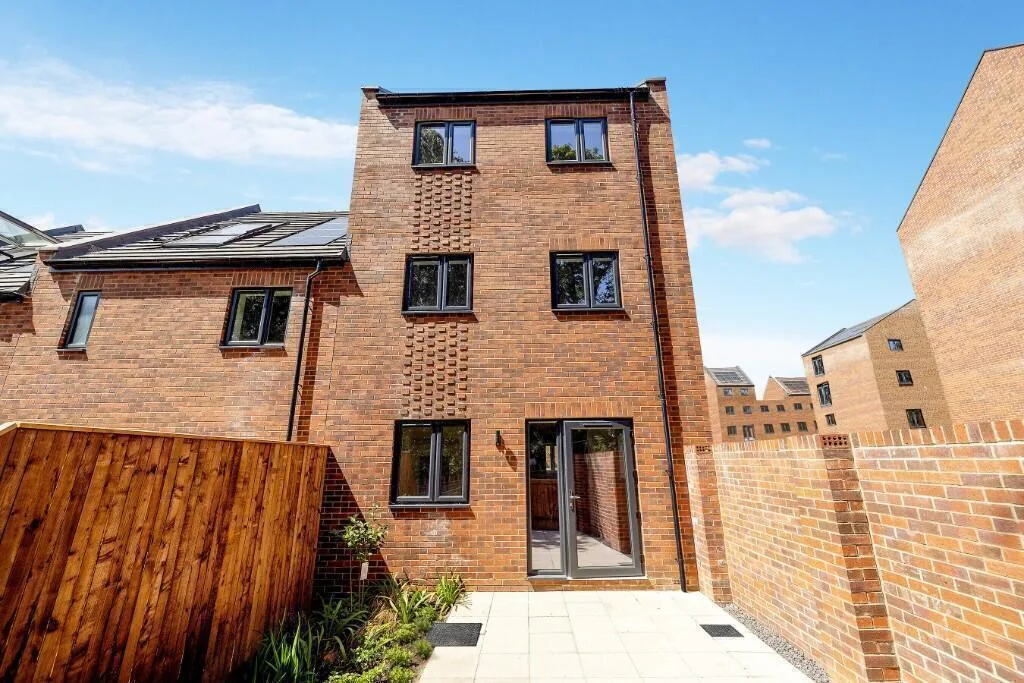 4 bedroom terraced house for rent