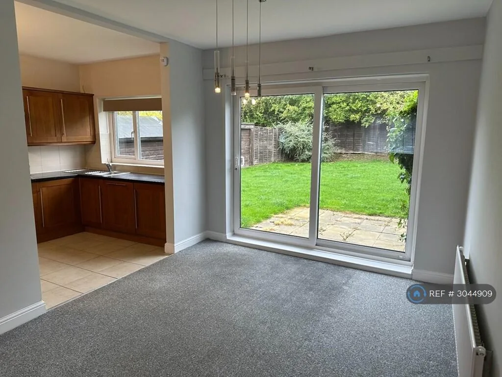 3 bedroom semi-detached house for rent