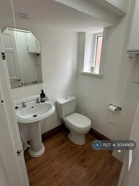 3 bedroom semi-detached house for rent