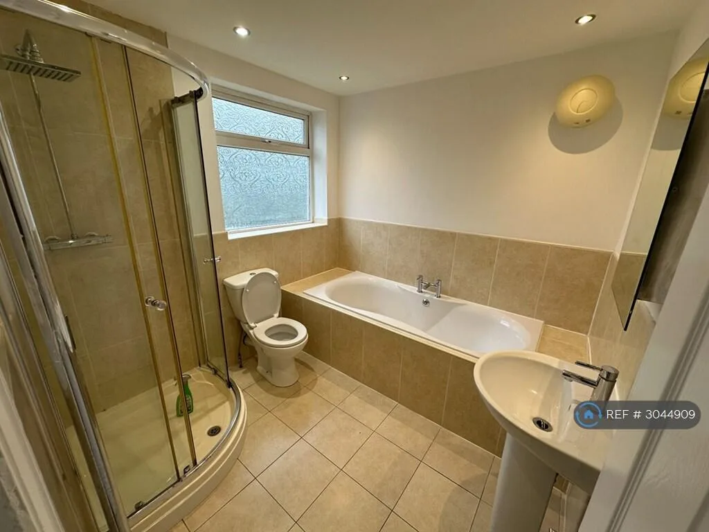3 bedroom semi-detached house for rent