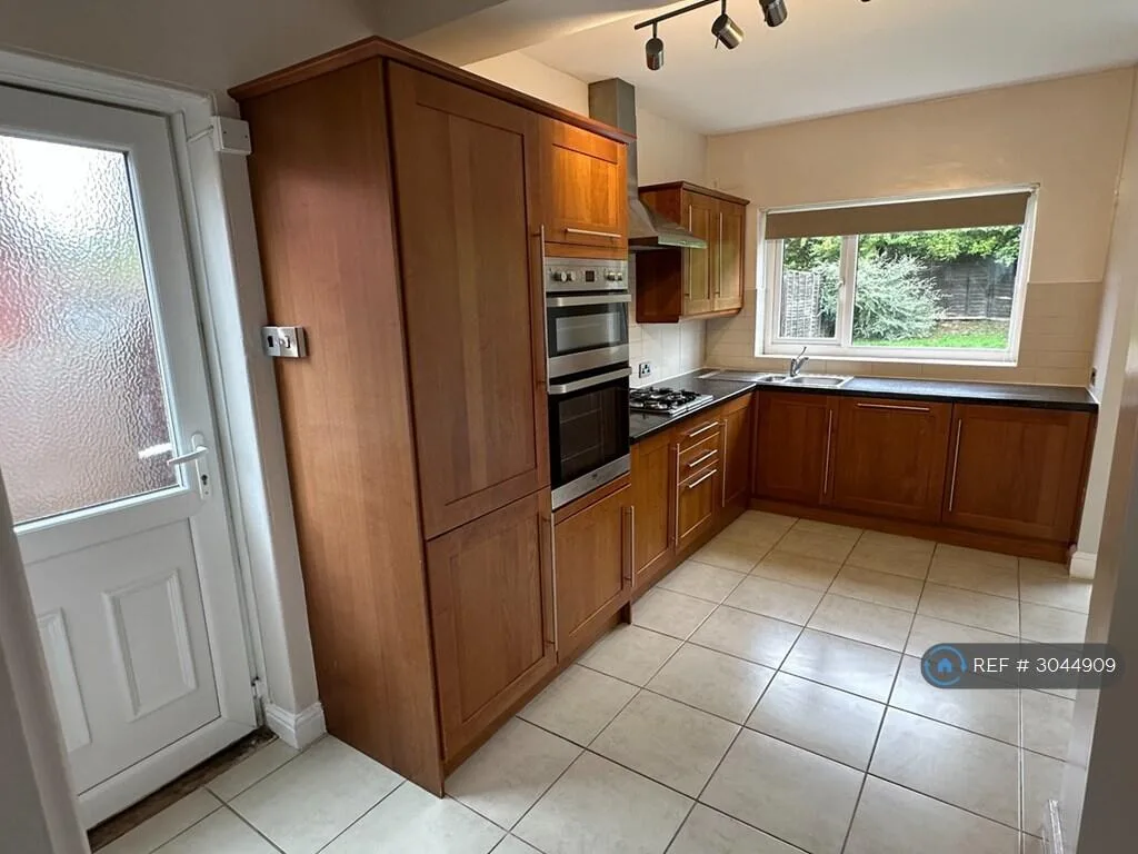 3 bedroom semi-detached house for rent