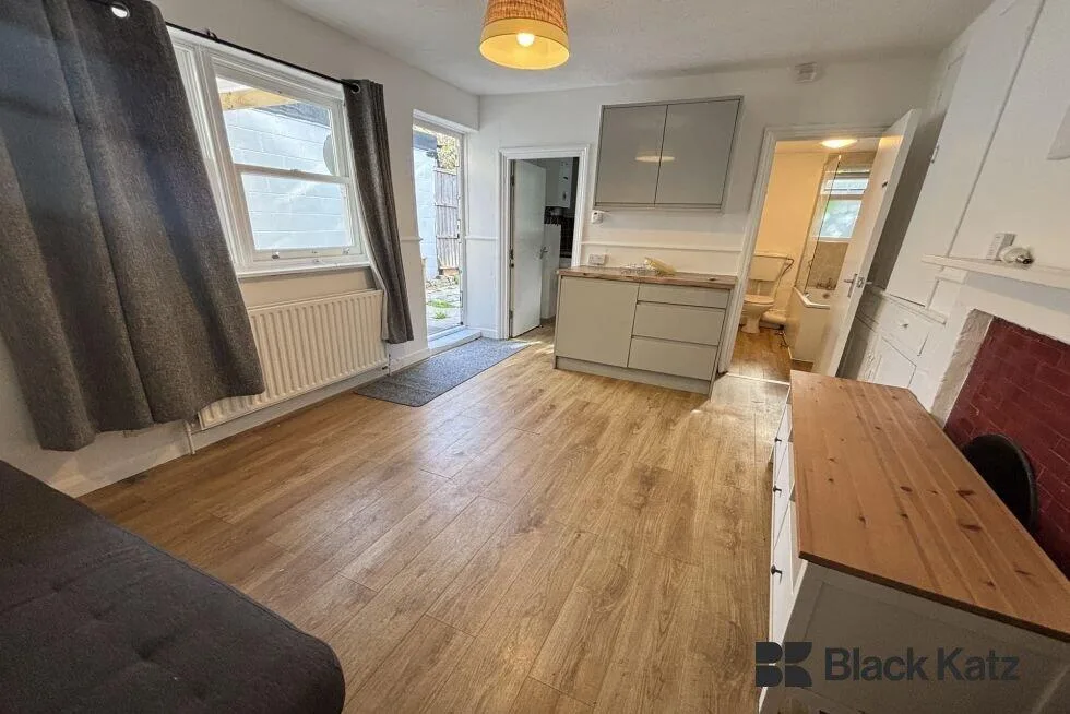 6 bedroom house for rent