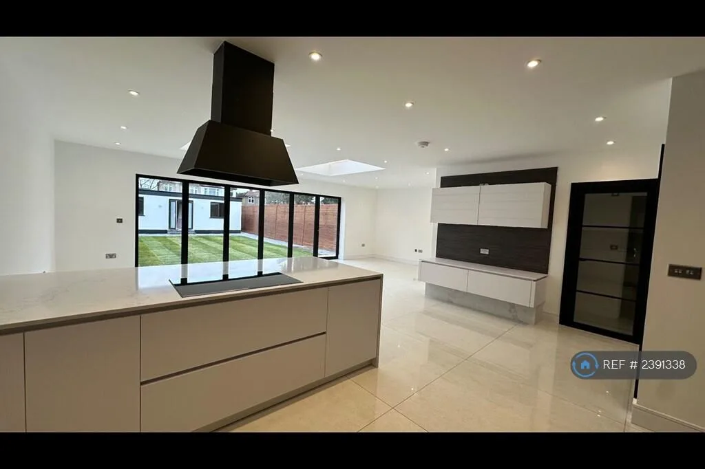 5 bedroom semi-detached house for rent