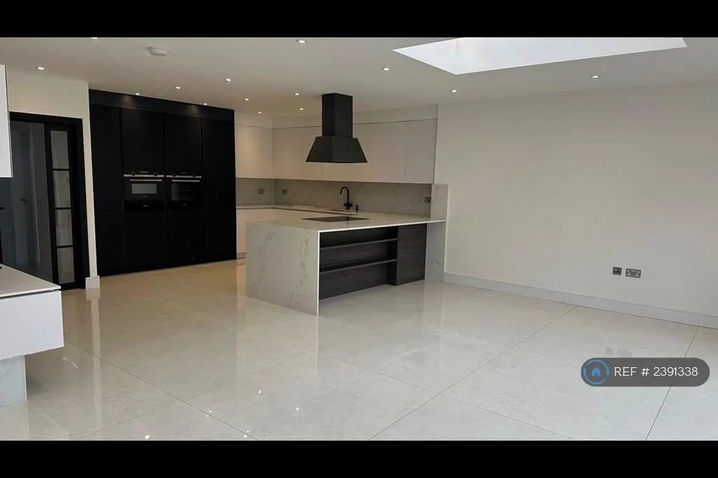 5 bedroom semi-detached house for rent