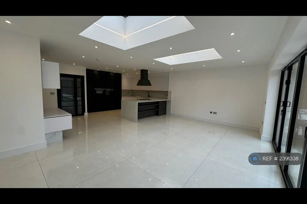5 bedroom semi-detached house for rent