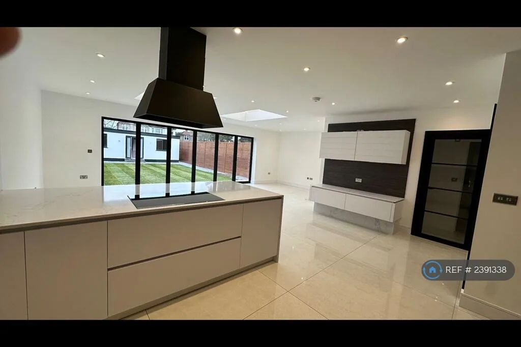 5 bedroom semi-detached house for rent