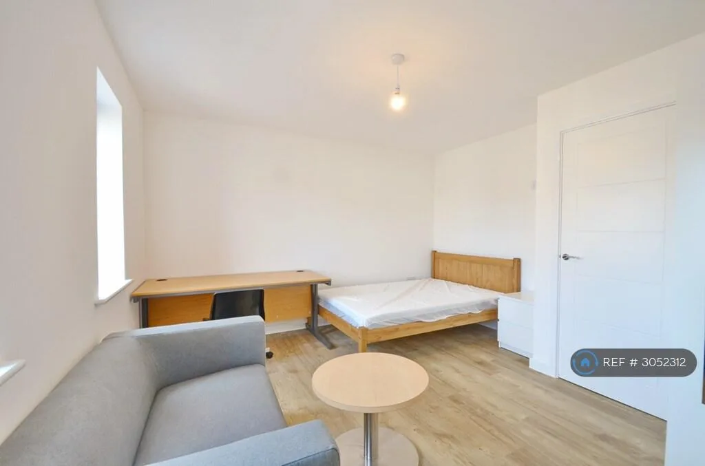 5 bedroom semi-detached house for rent