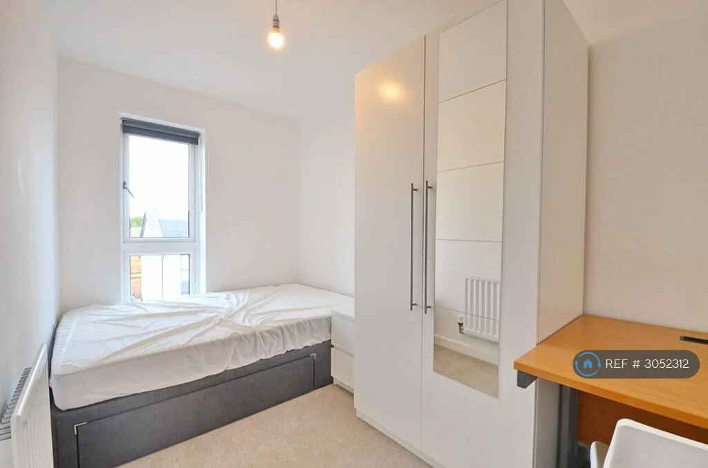 5 bedroom semi-detached house for rent
