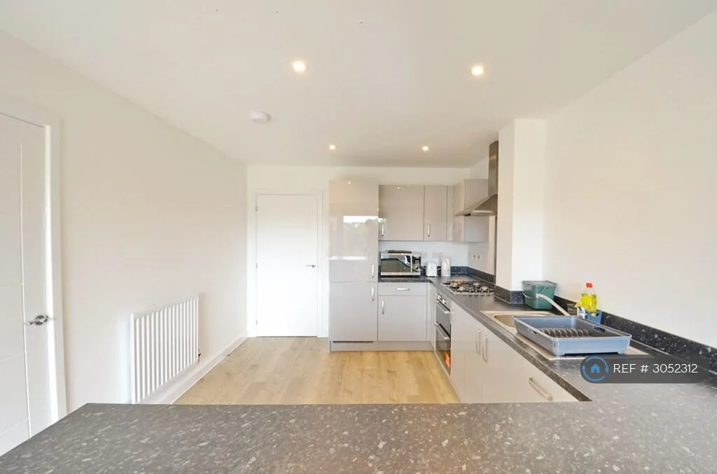 5 bedroom semi-detached house for rent