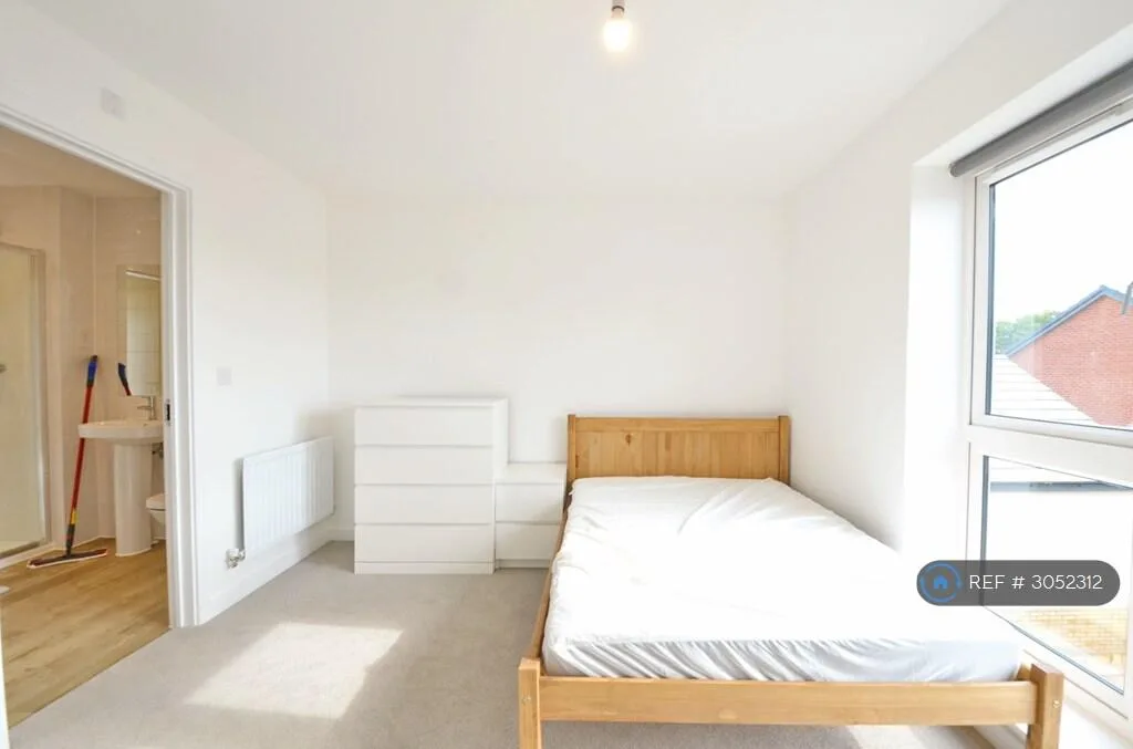 5 bedroom semi-detached house for rent