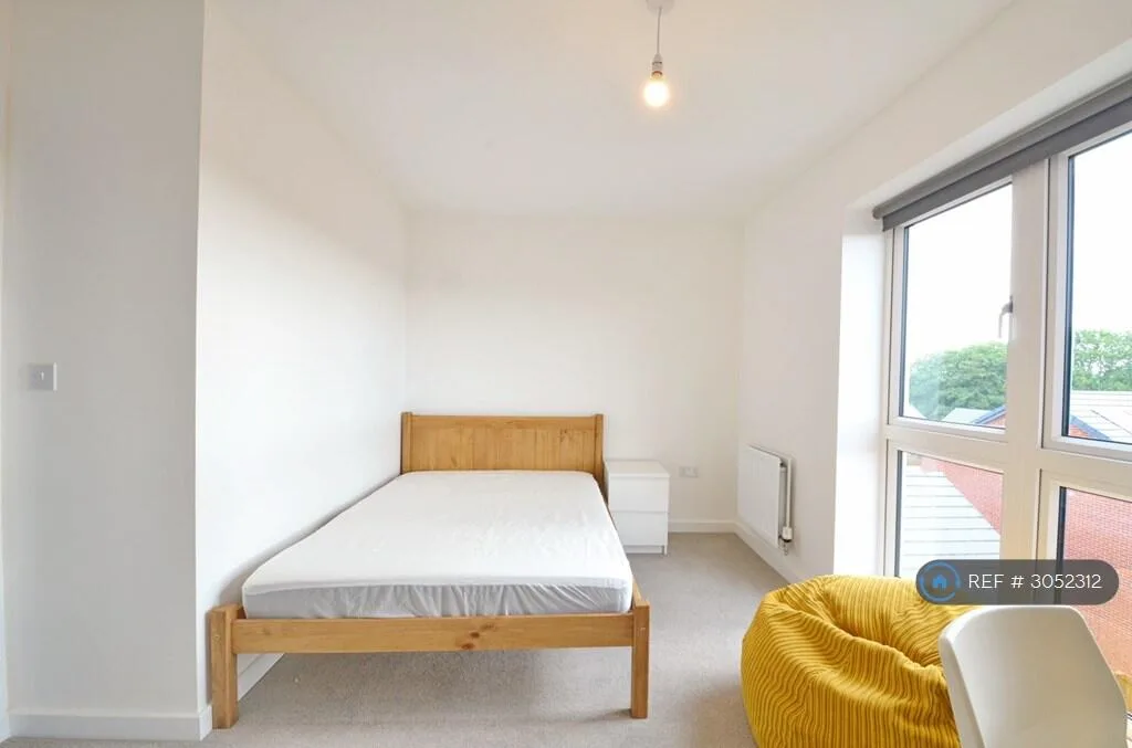 5 bedroom semi-detached house for rent