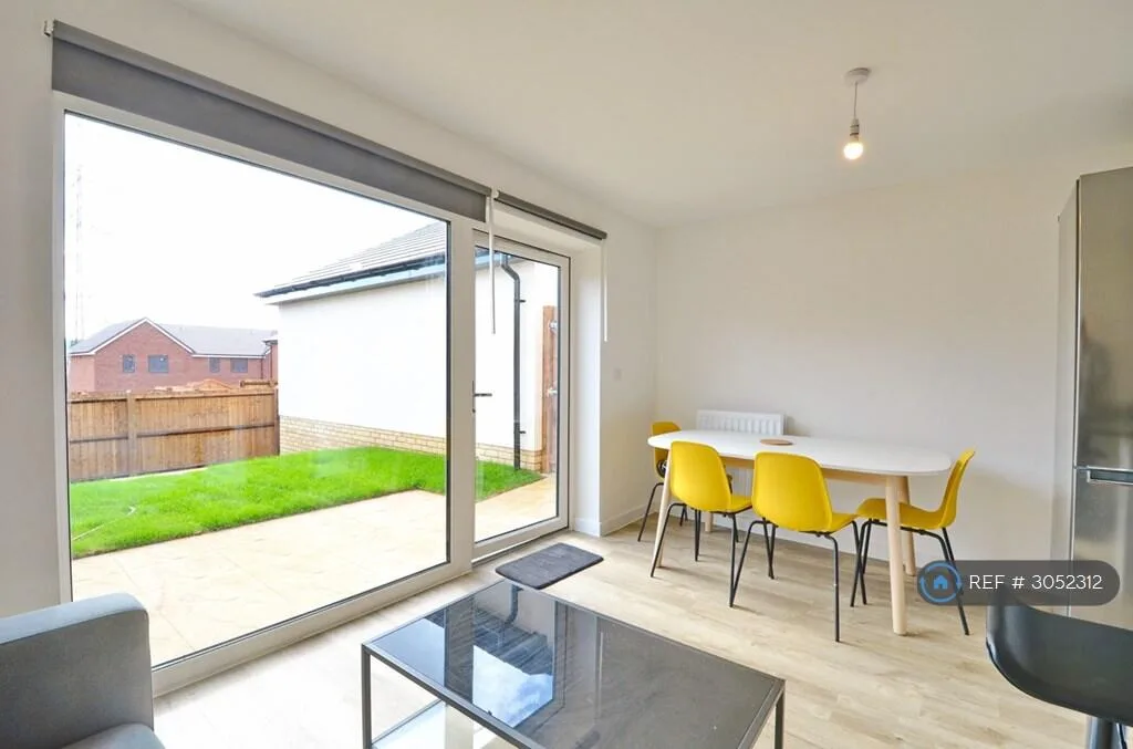 5 bedroom semi-detached house for rent