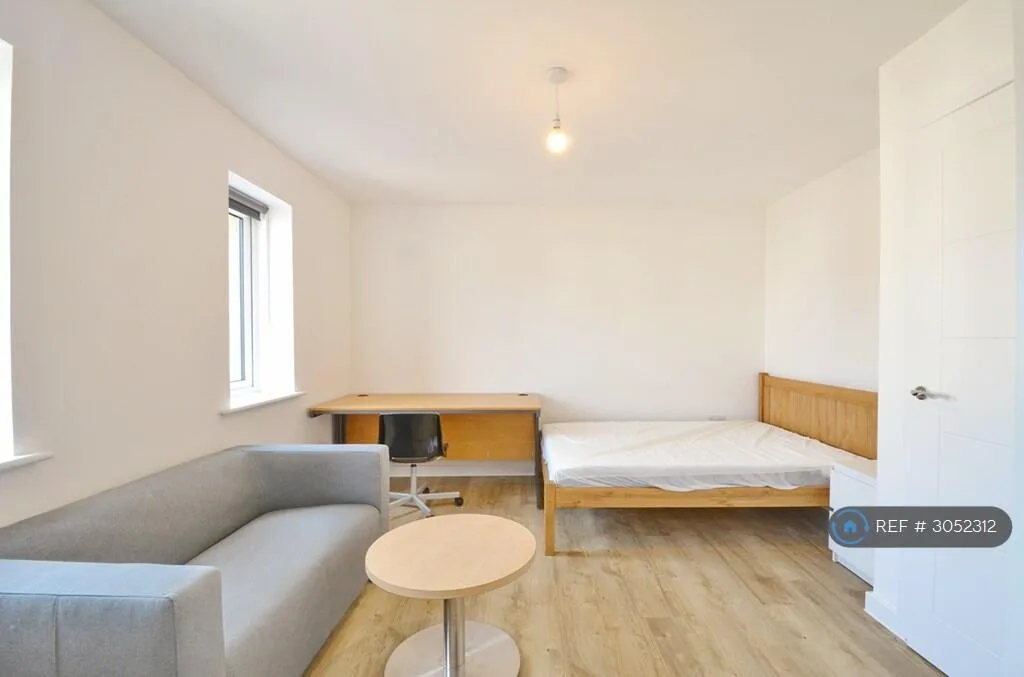 5 bedroom semi-detached house for rent