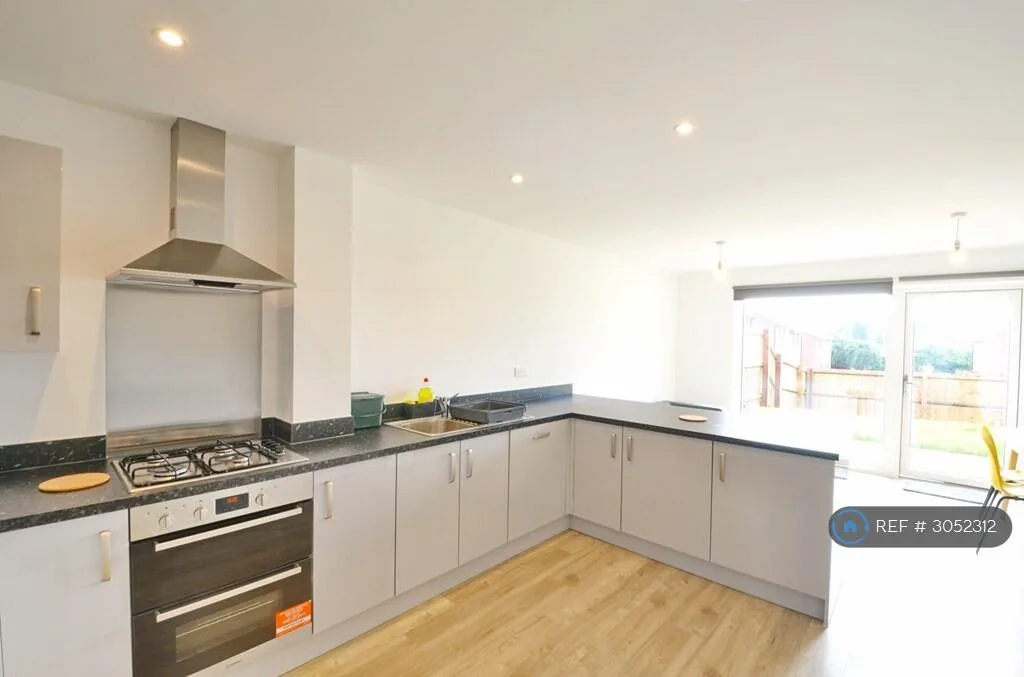 5 bedroom semi-detached house for rent