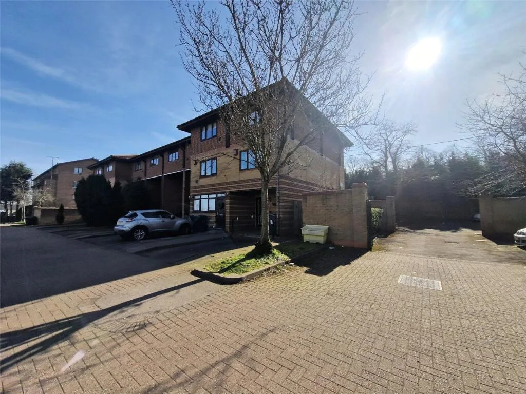 3 bedroom end of terrace house for rent