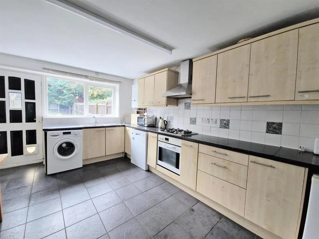 3 bedroom end of terrace house for rent