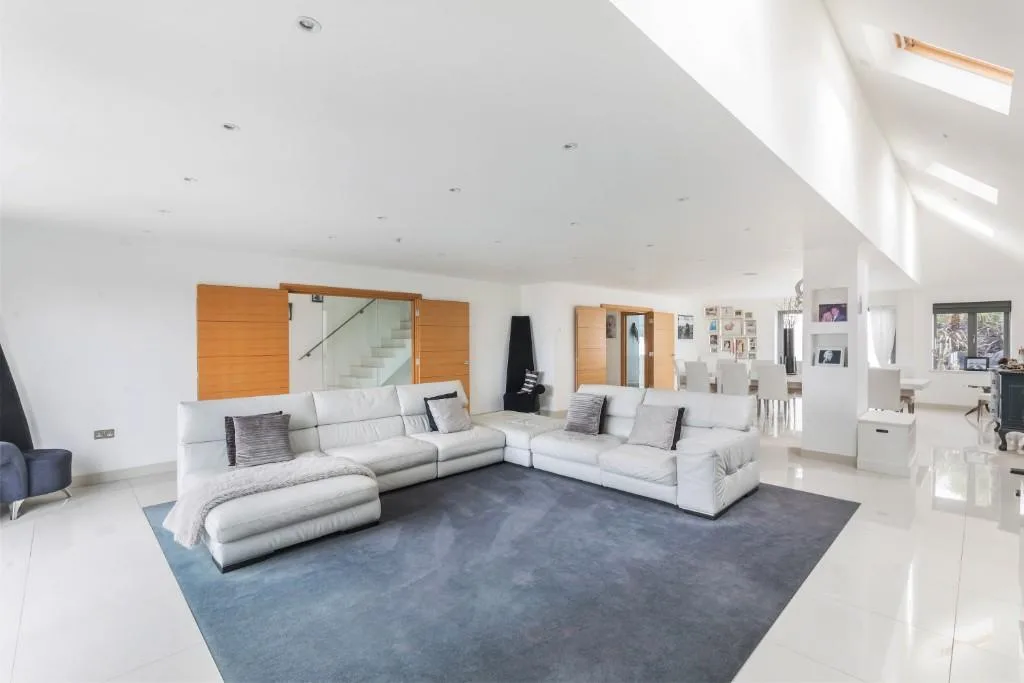 5 bedroom detached house for rent