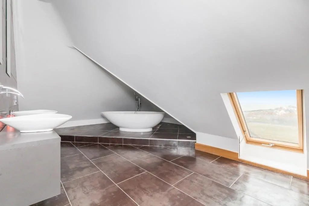 5 bedroom detached house for rent