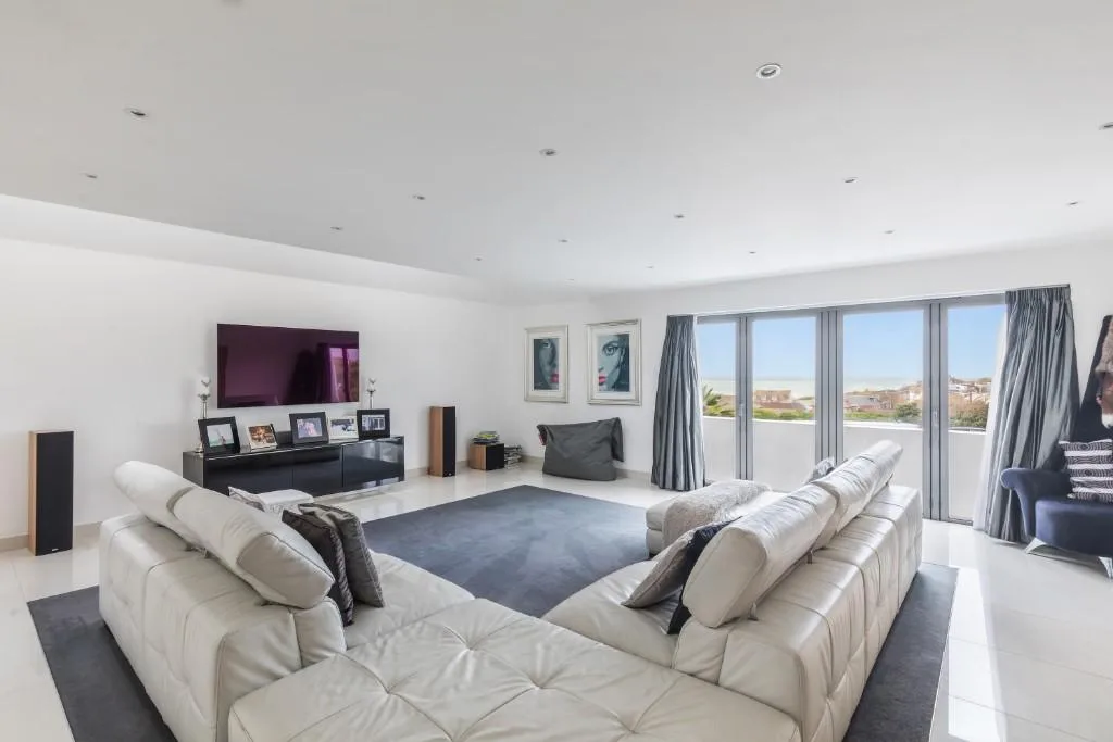 5 bedroom detached house for rent