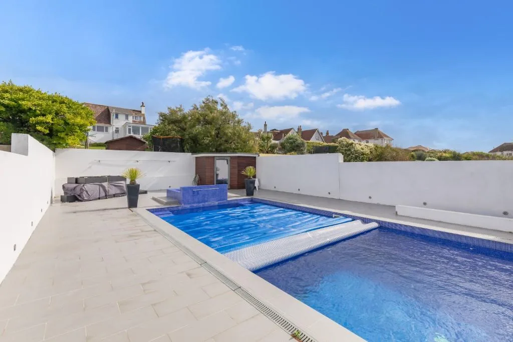 5 bedroom detached house for rent