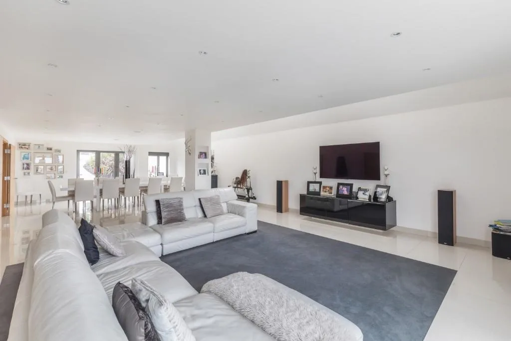 5 bedroom detached house for rent