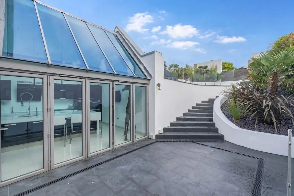 5 bedroom detached house for rent