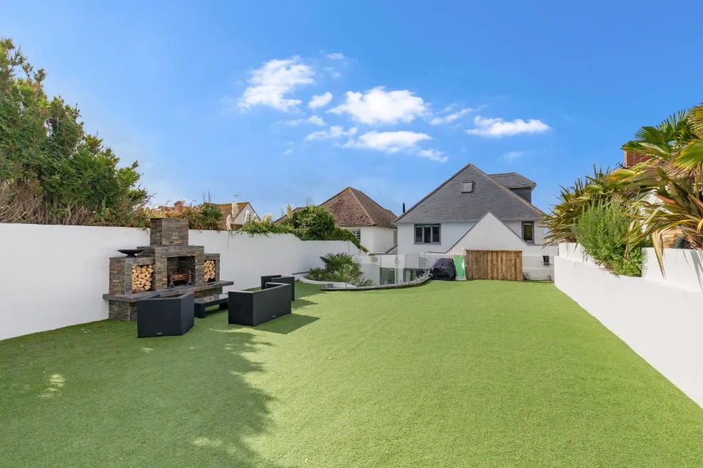5 bedroom detached house for rent