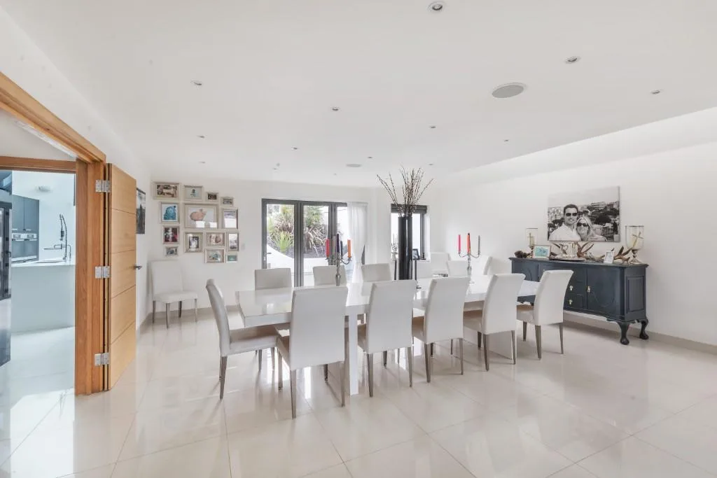 5 bedroom detached house for rent