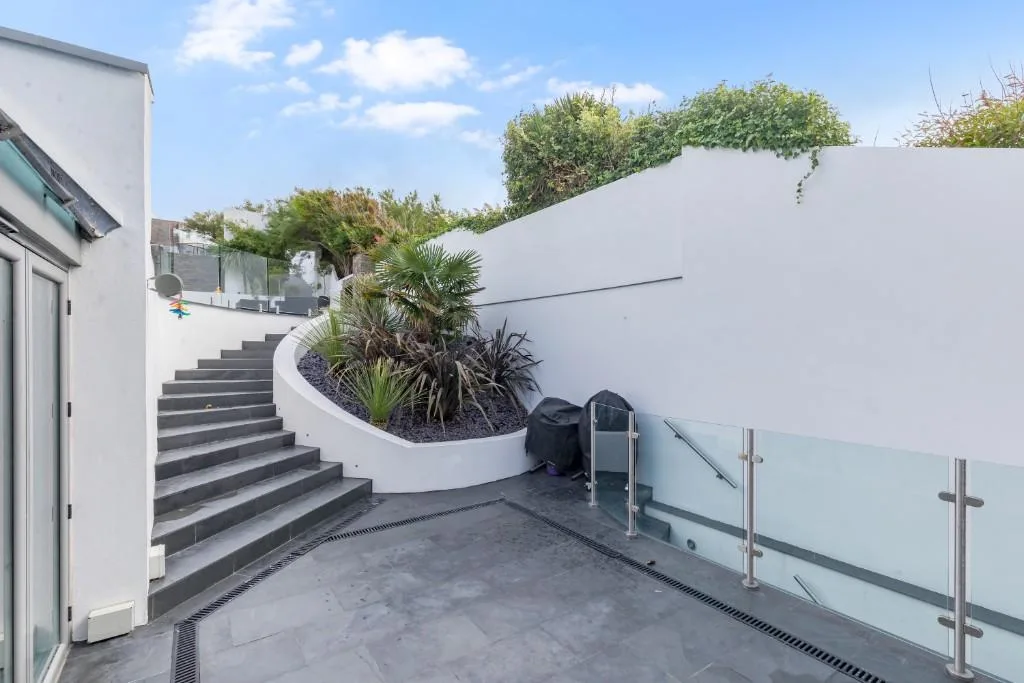 5 bedroom detached house for rent