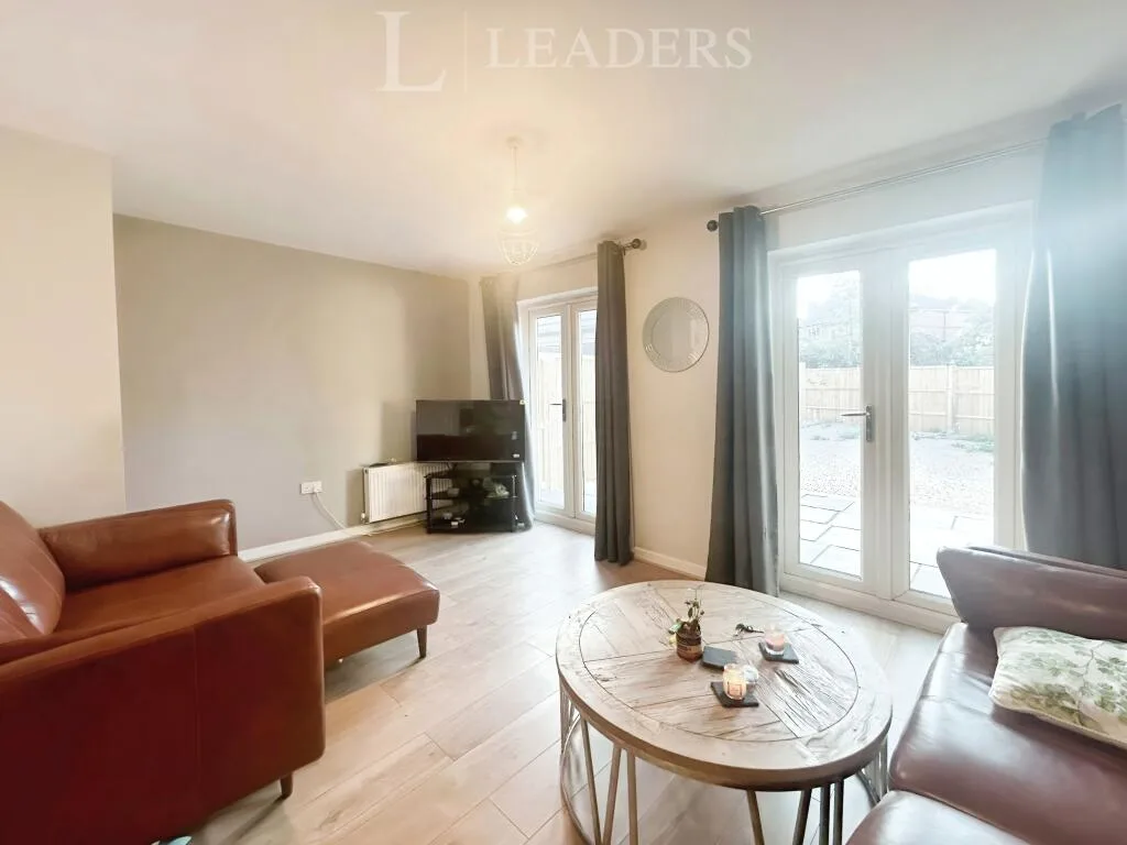 3 bedroom semi-detached house for rent