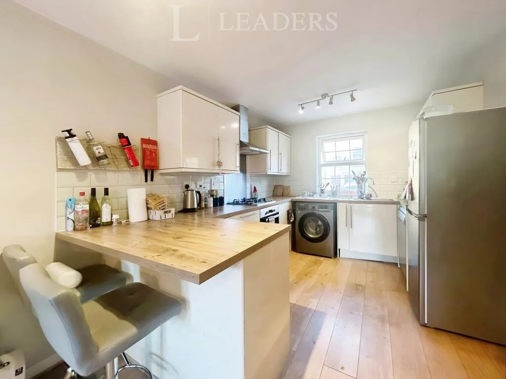 3 bedroom semi-detached house for rent