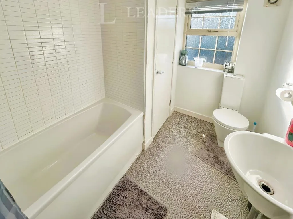 3 bedroom semi-detached house for rent
