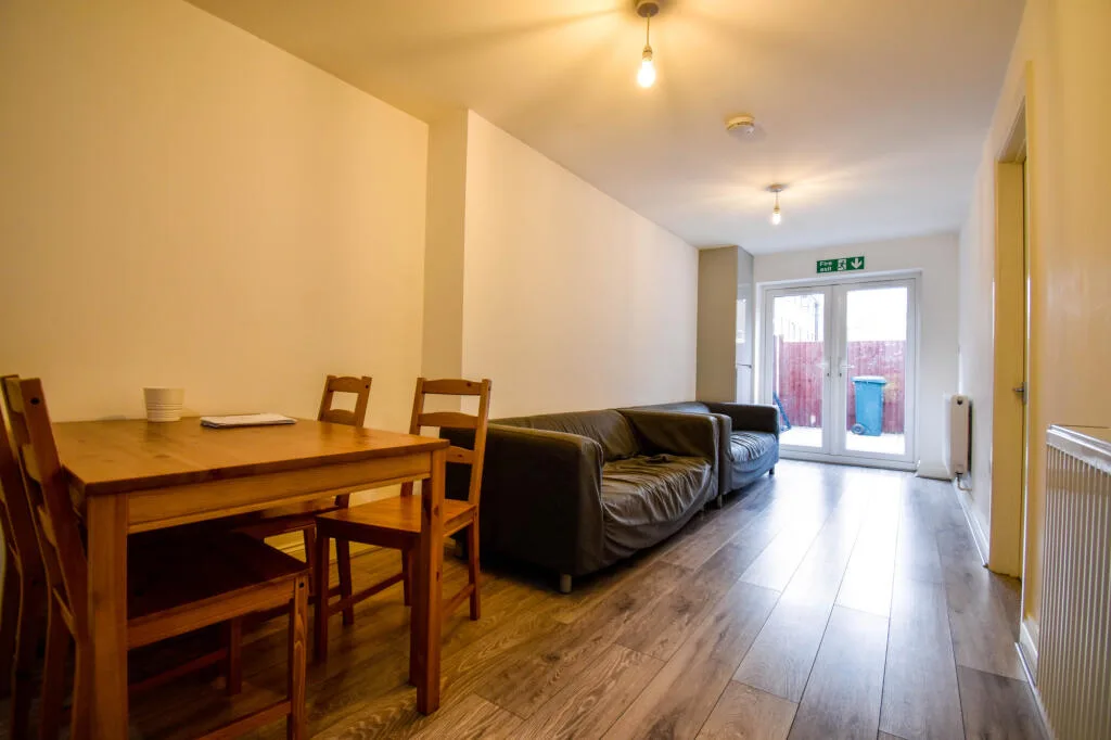 5 bedroom terraced house for rent