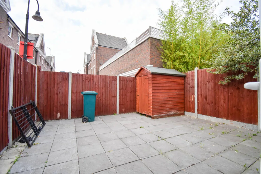 5 bedroom terraced house for rent