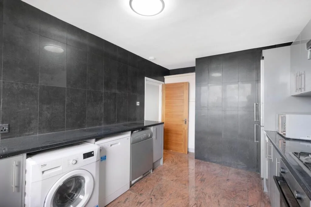 4 bedroom flat for rent