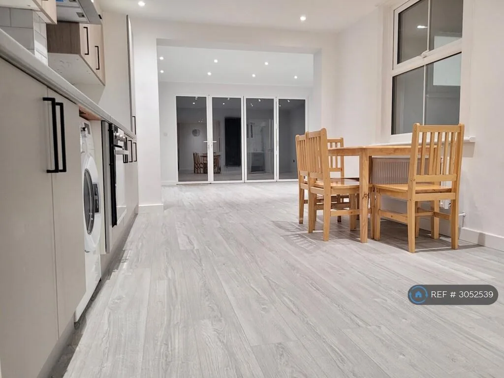4 bedroom maisonette for rent
