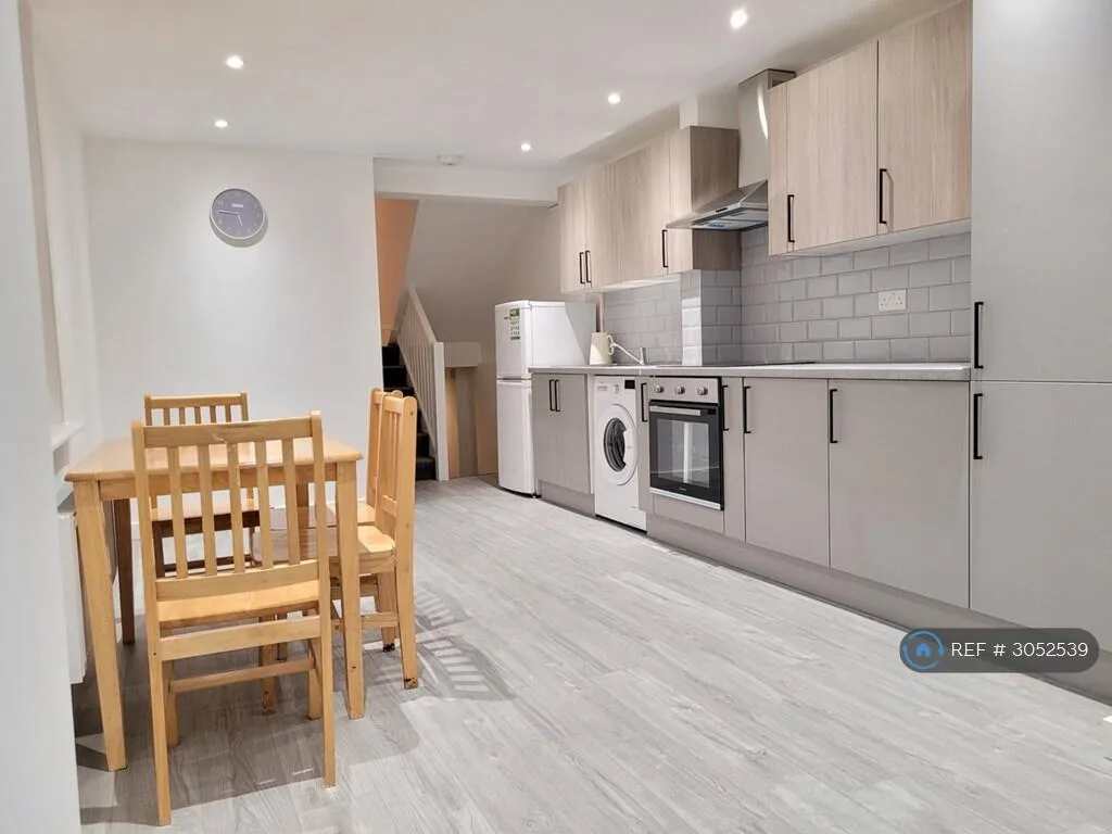 4 bedroom maisonette for rent