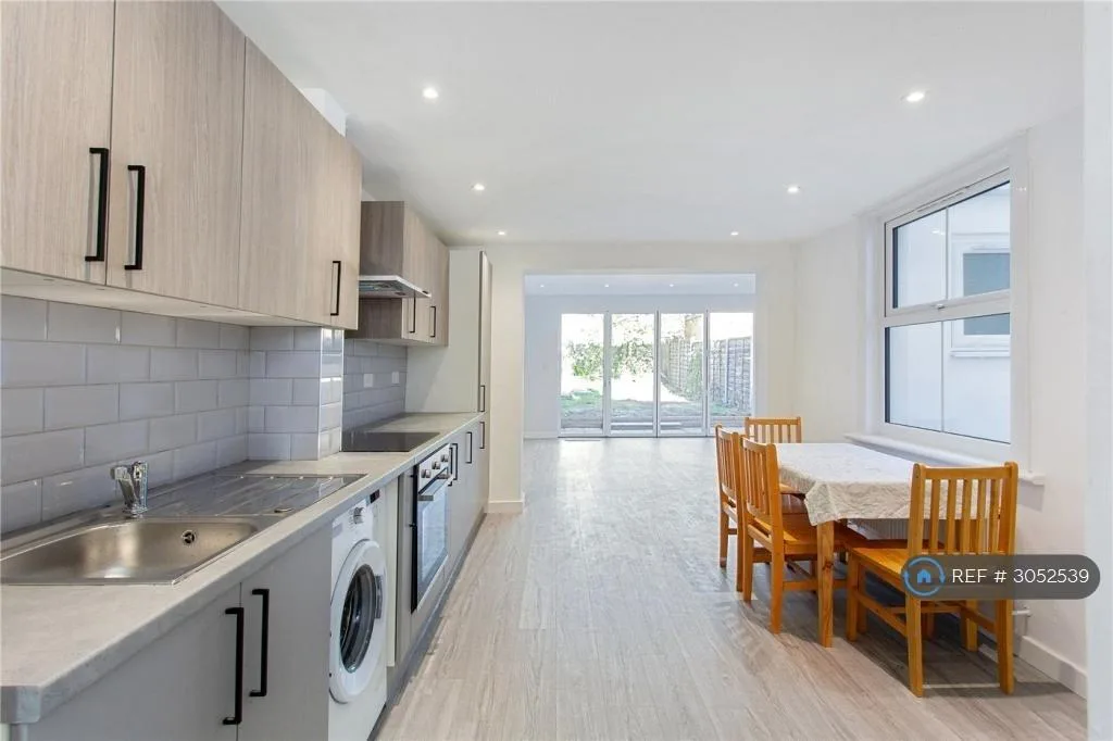 4 bedroom maisonette for rent