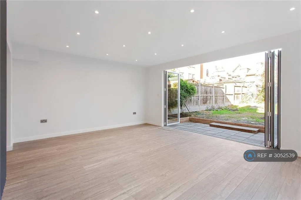 4 bedroom maisonette for rent