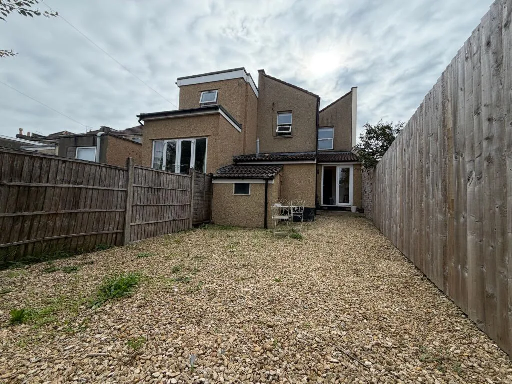 4 bedroom end of terrace house for rent