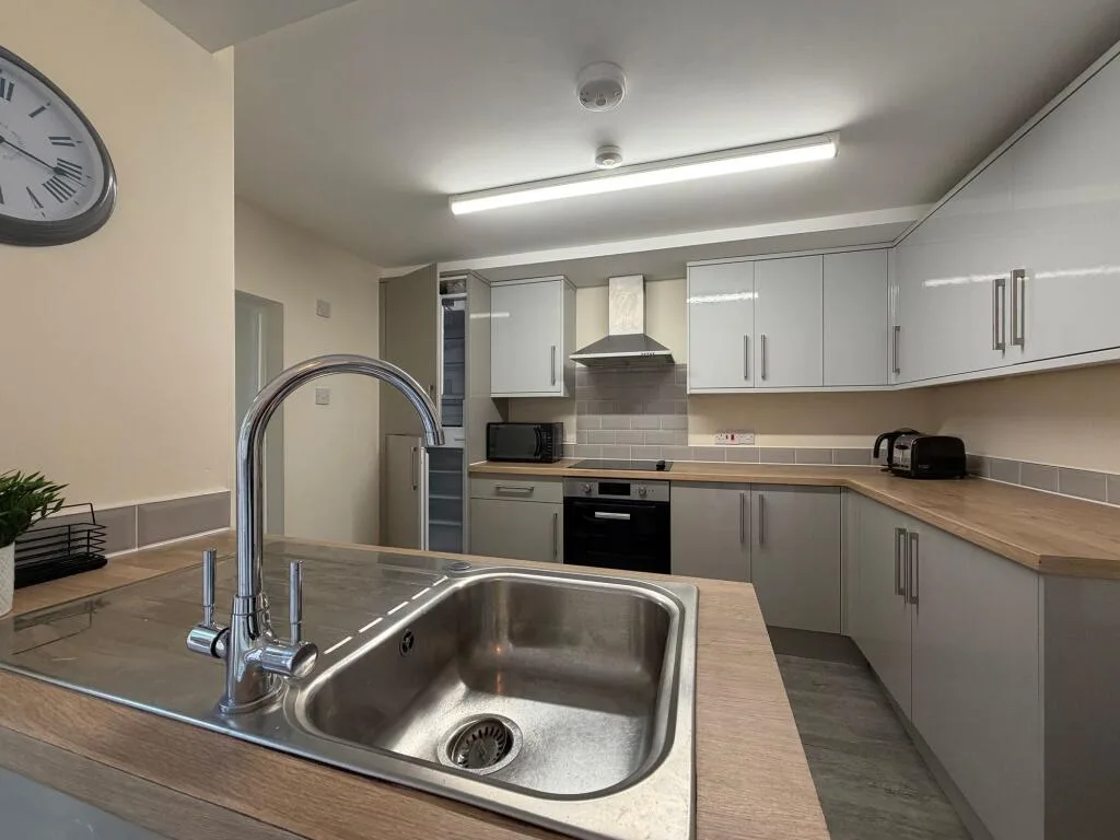 4 bedroom end of terrace house for rent