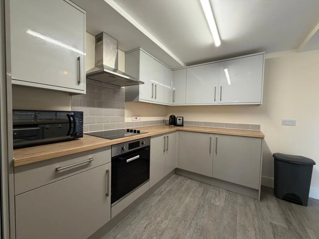 4 bedroom end of terrace house for rent