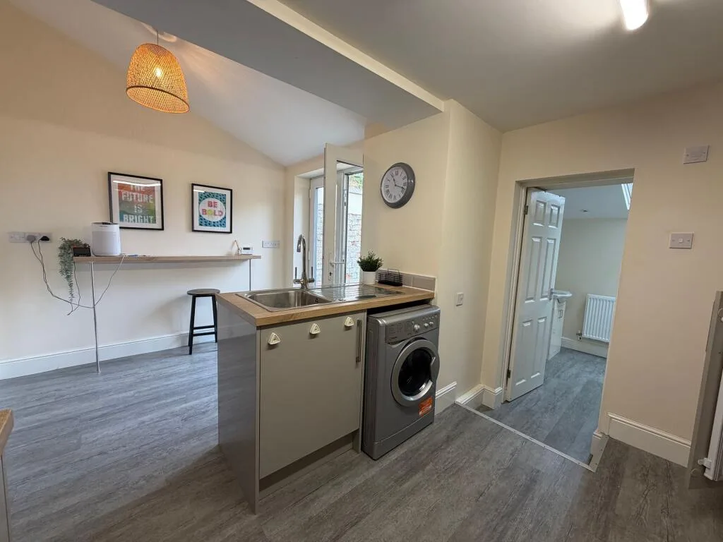 4 bedroom end of terrace house for rent