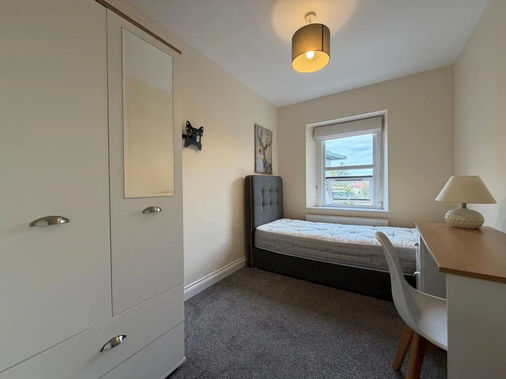 4 bedroom end of terrace house for rent