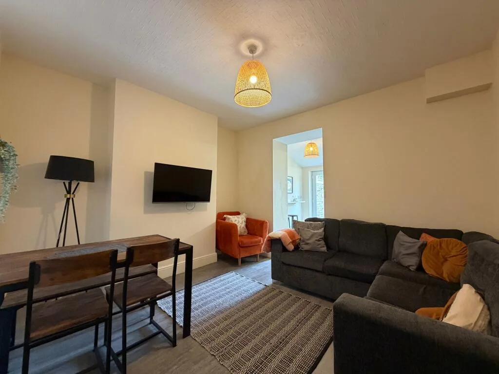 4 bedroom end of terrace house for rent