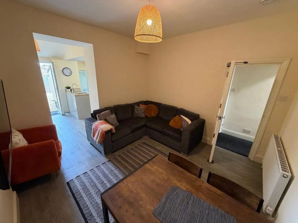 4 bedroom end of terrace house for rent